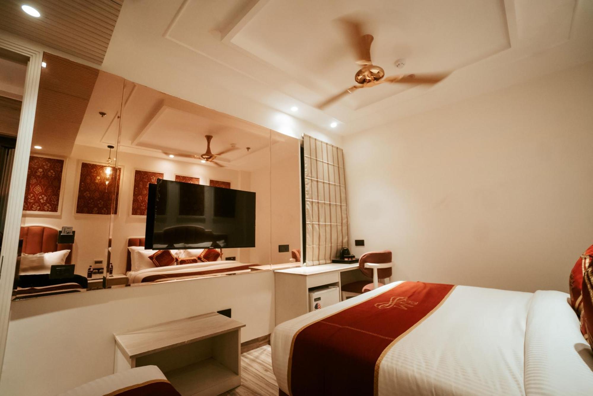 Hotel Stamps Red Martin By Eight Continents - 70 Steps From Golden Temple Amritsar Exterior foto
